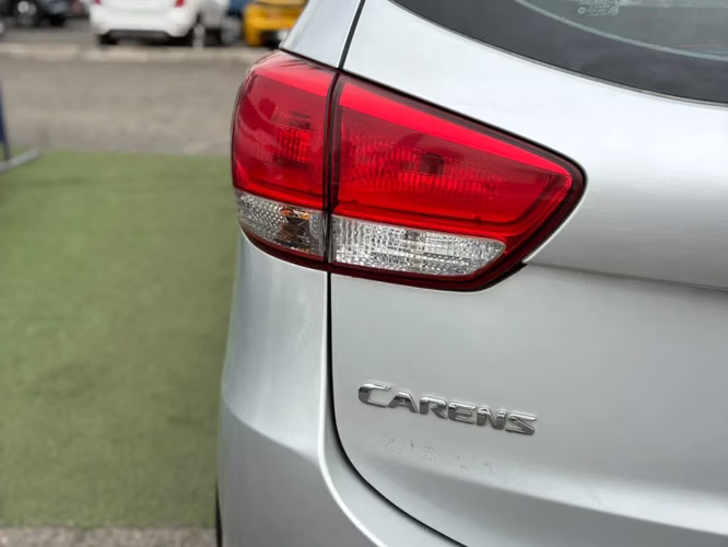 Kia Carens 2.0 EX DAB ABS AC MT 2015