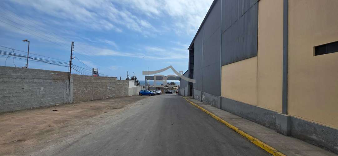 Se arriendan 2 galpones, sector norte.  (183829)