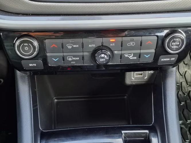 Jeep Compass 1.3 LONGITUDE 4X2 AT 5P 2023 - Imagen 17