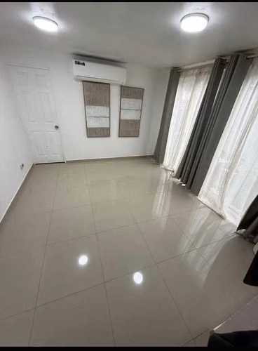 Vive con Estilo en Amplia Casa con Vista (183858)