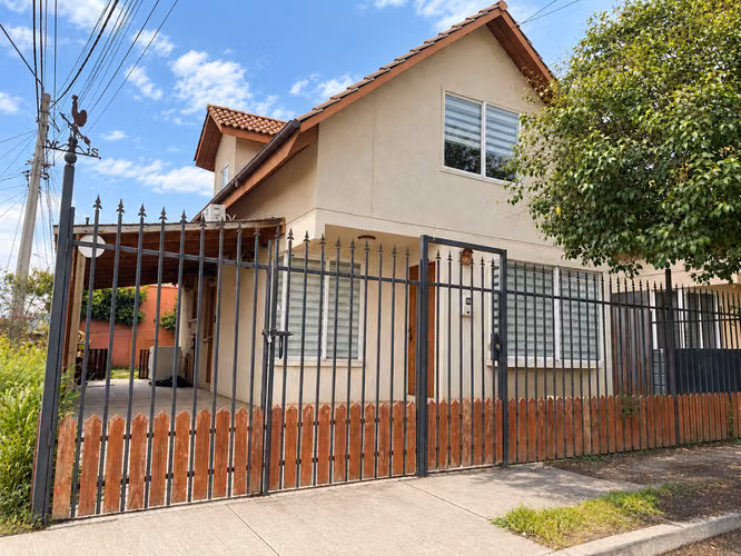 CASA BARRIO LA RESERVA FRENTE A PLAZA MODELO NAHUEN 3D 3B
