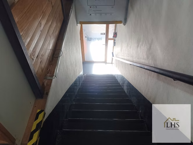 Inmueble Comercial de 3 Pisos: Taller, Oficinas, Bodega y Estacionamiento. Las Heras, Valparaíso