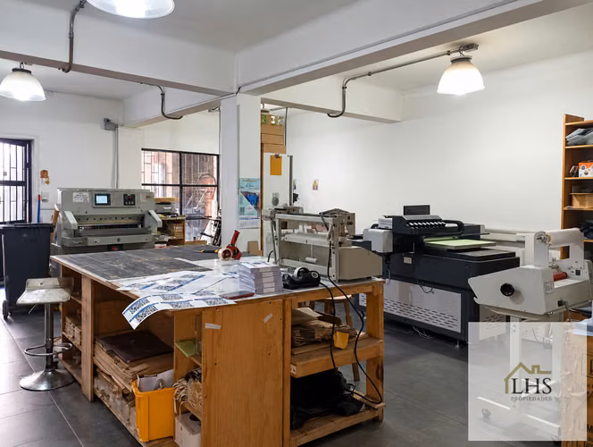 Inmueble Comercial de 3 Pisos: Taller, Oficinas, Bodega y Estacionamiento. Las Heras, Valparaíso