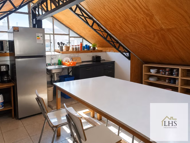 Inmueble Comercial de 3 Pisos: Taller, Oficinas, Bodega y Estacionamiento. Las Heras, Valparaíso