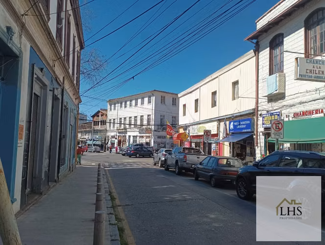 Inmueble Comercial de 3 Pisos: Taller, Oficinas, Bodega y Estacionamiento. Las Heras, Valparaíso