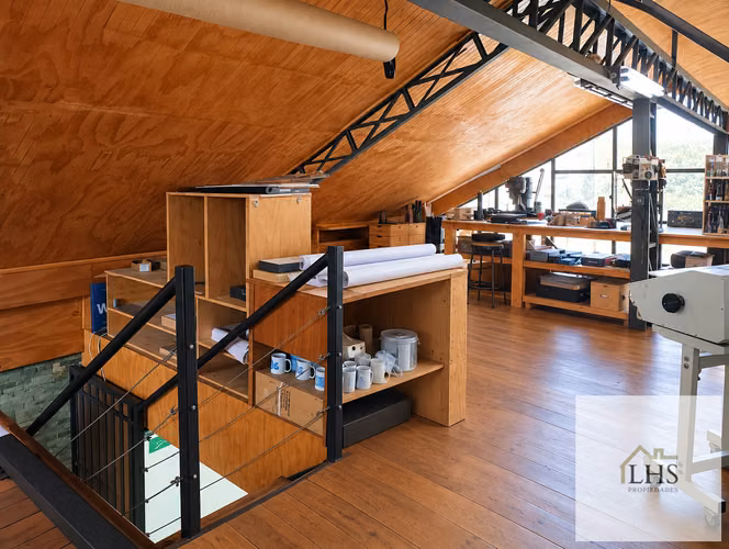 Inmueble Comercial de 3 Pisos: Taller, Oficinas, Bodega y Estacionamiento. Las Heras, Valparaíso
