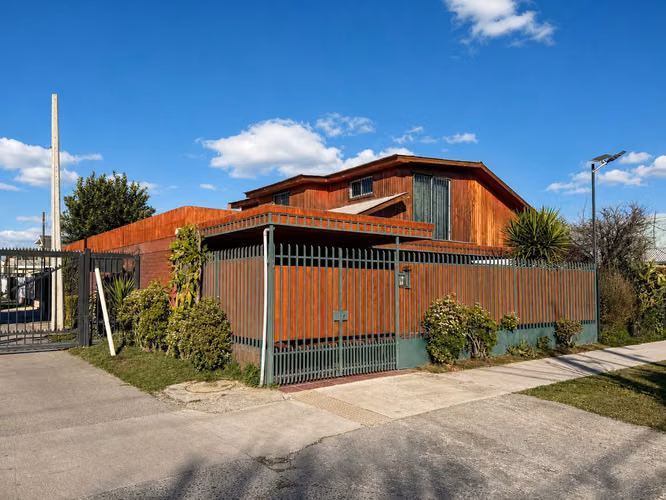 Casa 5D en venta en Maipú, cerca de Metro Santiago Bueras