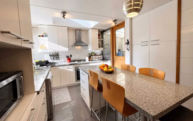 Amplia Y Moderna 4d, 2suite+ Servicio/la Reserva (183875) - Imagen 8