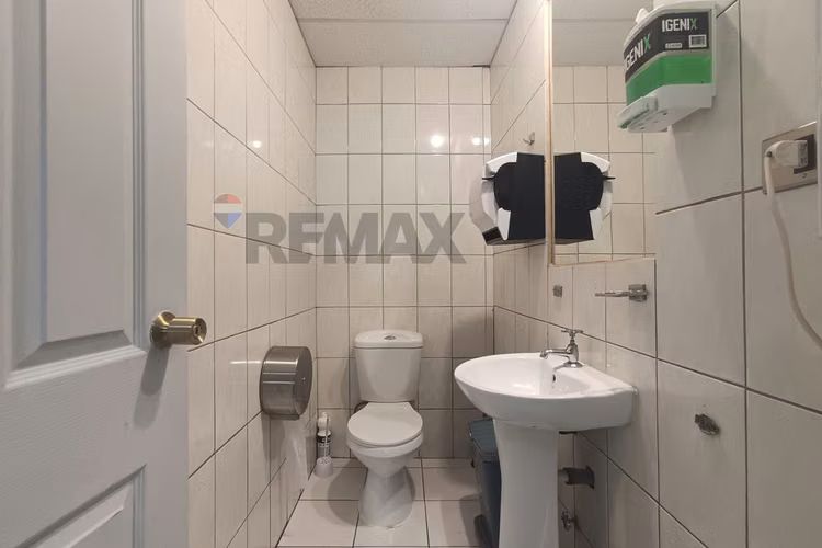Oficina en arriendo! (metro santa lucia) - Imagen 7