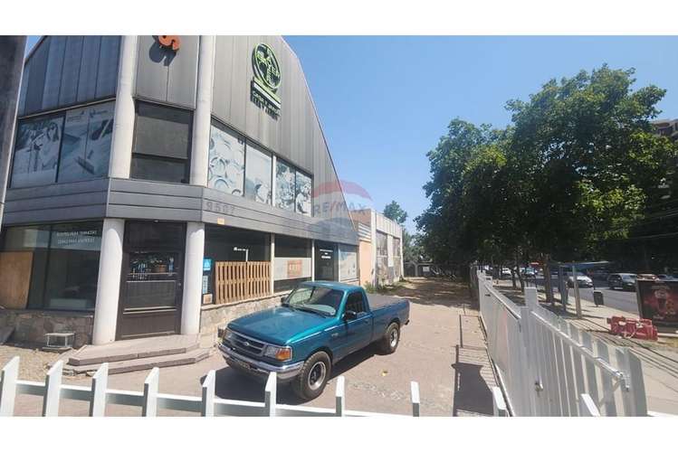 Amplios locales comerciales  excelente ubicacion - Imagen 2
