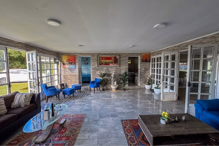 Gran casa vista privilegiada y con local comercial