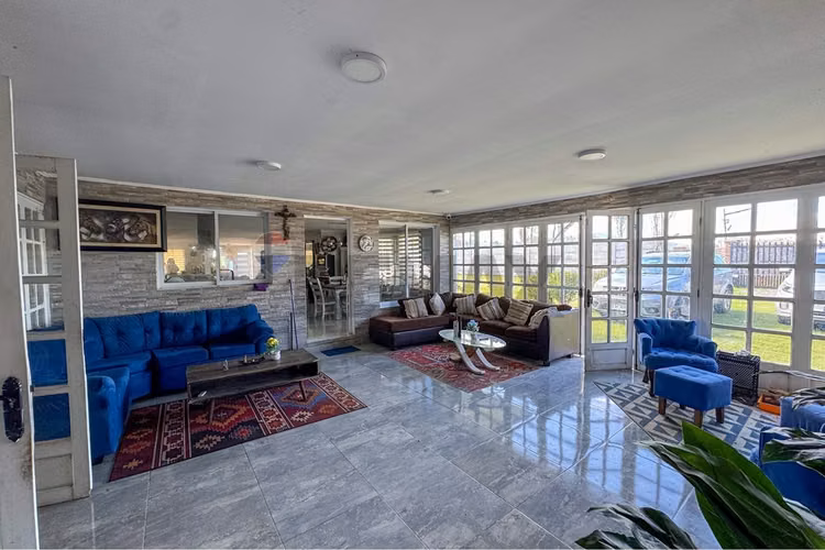 Gran casa vista privilegiada y con local comercial
