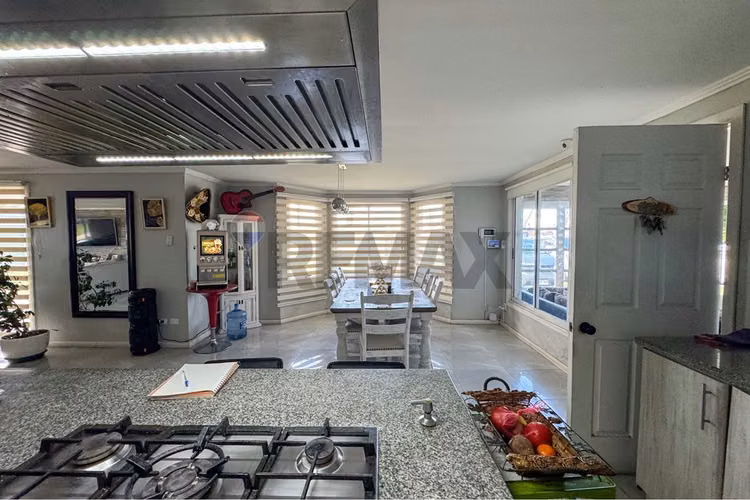 Gran casa vista privilegiada y con local comercial