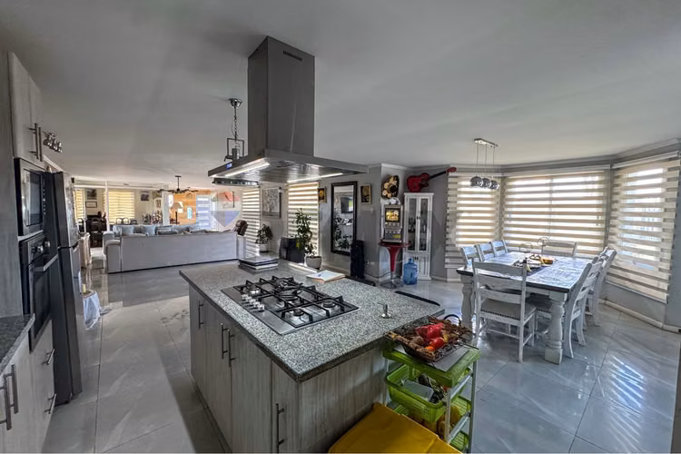 Gran casa vista privilegiada y con local comercial
