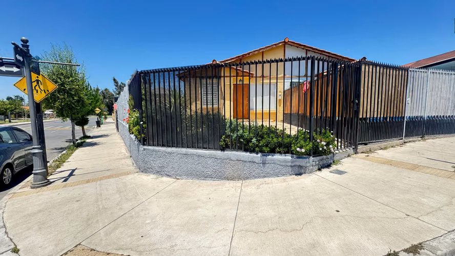 SE VENDE CASA DE UN PISO SOLIDA AMPLIO TERRENO - Imagen 2