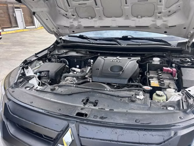 Venta de camioneta L200 - Imagen 4