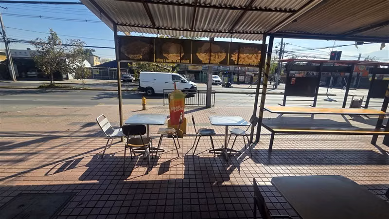 VENTA LOCAL COMERCIAL FUNCIONANDO EN PLENA AVENIDA GABRIELA - Imagen 4