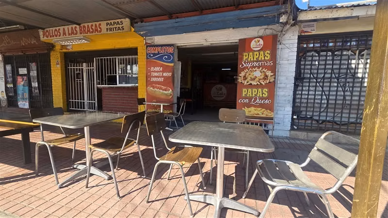 VENTA LOCAL COMERCIAL FUNCIONANDO EN PLENA AVENIDA GABRIELA - Imagen 3