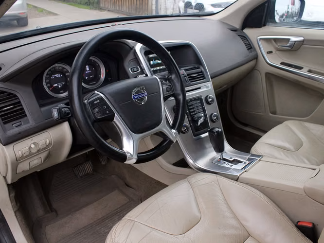 VOLVO XC60 2.0 T5 PLUS 4X2 AT 5P 2013 - Imagen 17