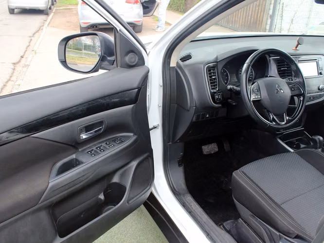 MITSUBISHI OUTLANDER 2.0 4X2 AT 2021 - Imagen 16