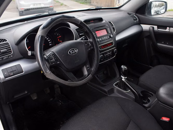 KIA SORENTO 2.2 EX DIESEL 4X2 7PAS 6MT 5P 2014 - Imagen 17