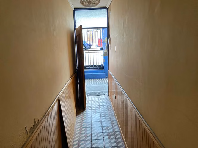 Casa Sólida de 2 Pisos en Sector Centro | Calle Esmeralda | 4D + 1B - Imagen 5