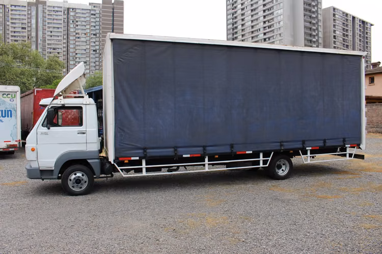 Volkswagen Delivery 8160 año 2018 Furgon 57 m3 con Cortinas 254.000 Kms - Imagen 10