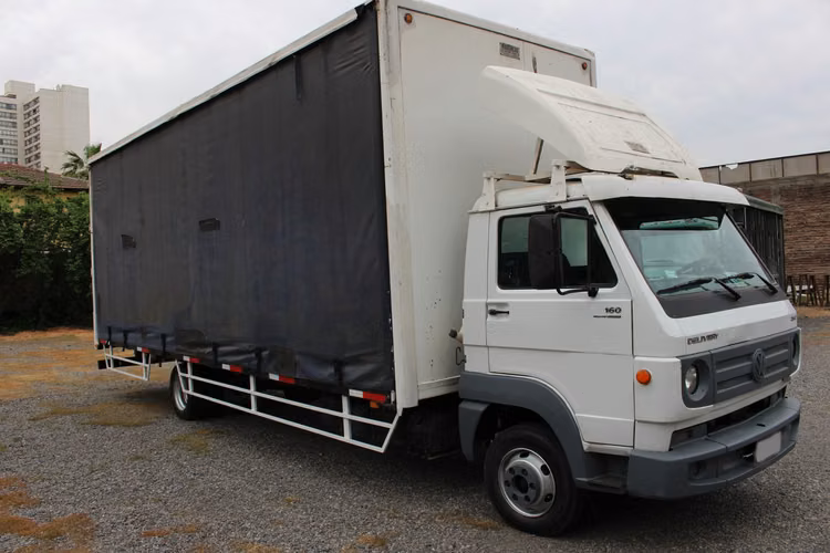 Volkswagen Delivery 8160 año 2018 Furgon 57 m3 con Cortinas 254.000 Kms - Imagen 3