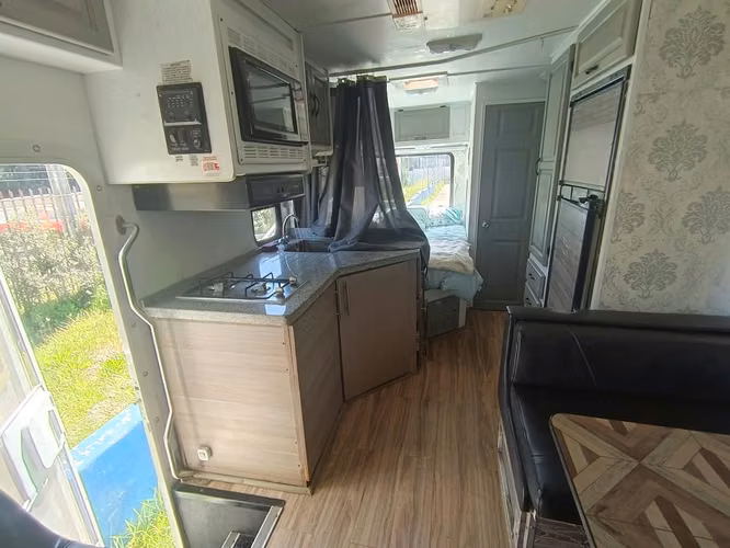 FORD E-350 MAJESTIC 6.8