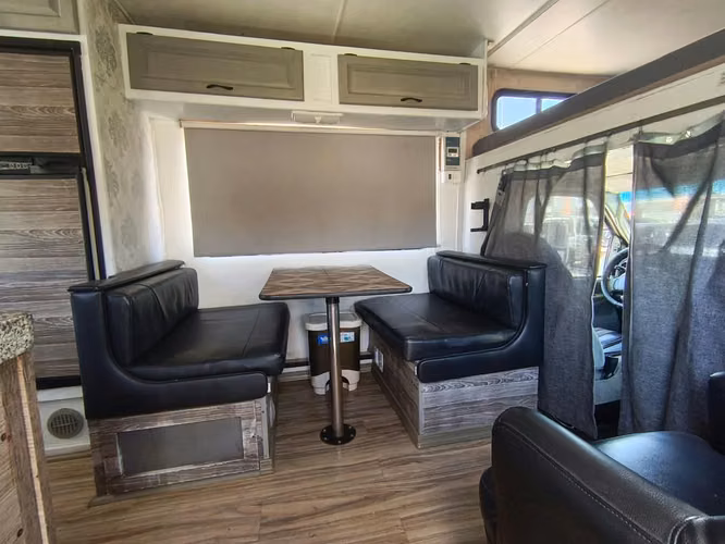 FORD E-350 MAJESTIC 6.8
