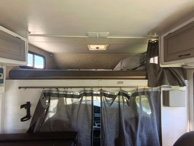 FORD E-350 MAJESTIC 6.8