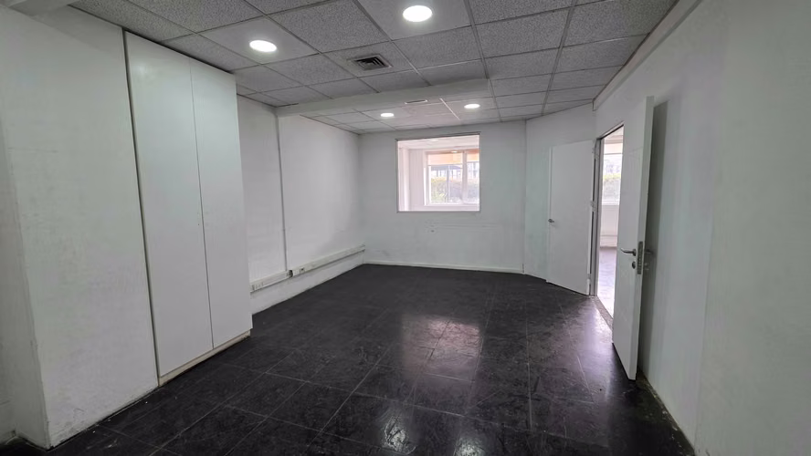 Oficina en piso 1 ciudad empresariall (184050)