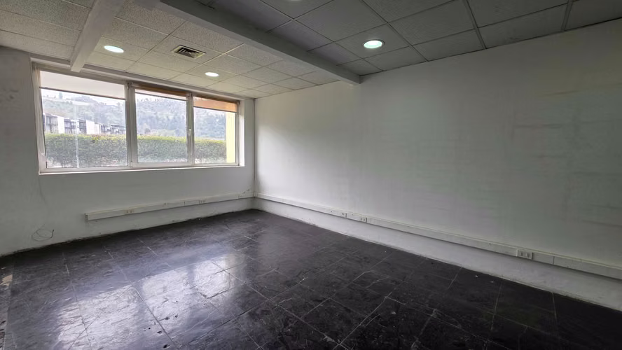 Oficina en piso 1 ciudad empresariall (184050)