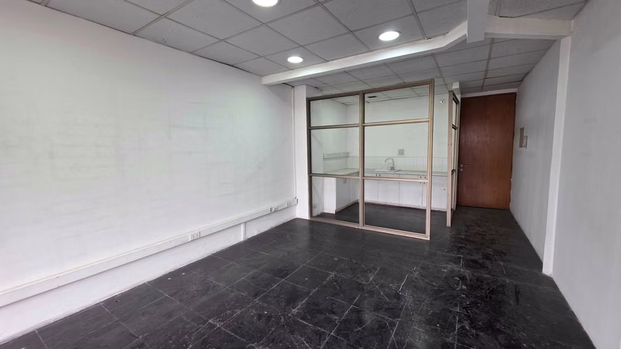 Oficina en piso 1 ciudad empresariall (184050)