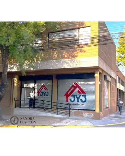 Amplio local 100m2 en el centro, frente a plaza de
