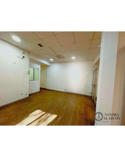Amplio local 100m2 en el centro, frente a plaza de
