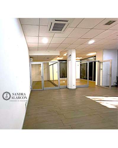 Amplio local 100m2 en el centro, frente a plaza de