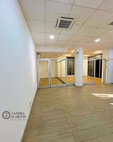 Amplio local 100m2 en el centro, frente a plaza de