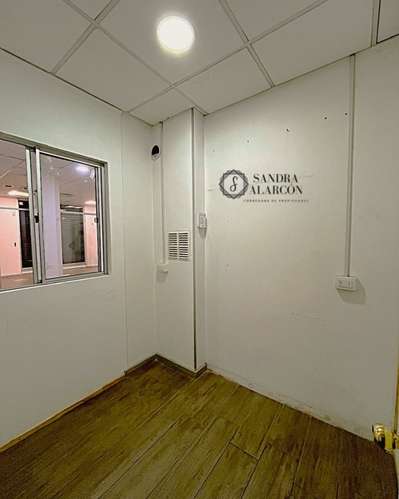 Amplio local 100m2 en el centro, frente a plaza de