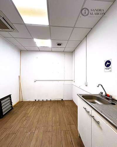 Amplio local 100m2 en el centro, frente a plaza de
