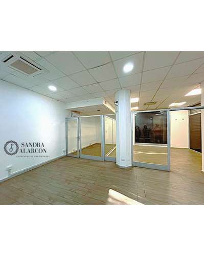 Amplio local 100m2 en el centro, frente a plaza de