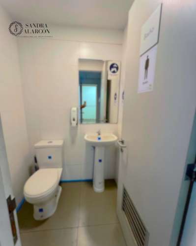 Amplio local 100m2 en el centro, frente a plaza de