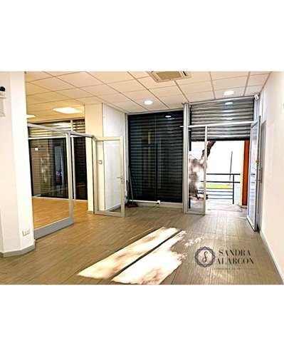 Amplio local 100m2 en el centro, frente a plaza de