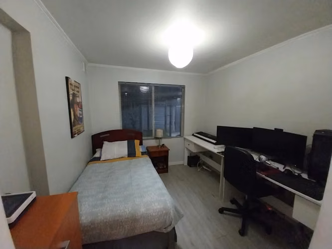 Estupenda casa 2 pisos en pasaje cerrado porton automático - Imagen 2