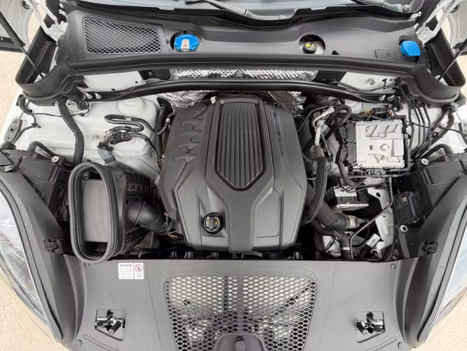 PORSCHE MACAN T 2025