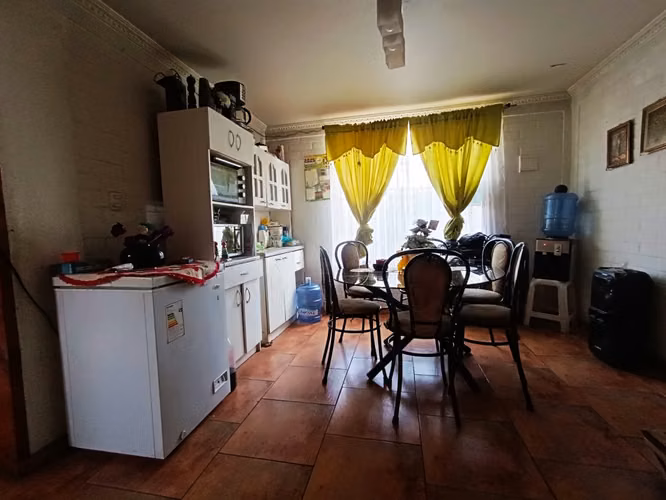 VIVE EN UNA AMPLIA CASA ESQUINA EN QUILICURA 4 DORMITORIOS - Imagen 4