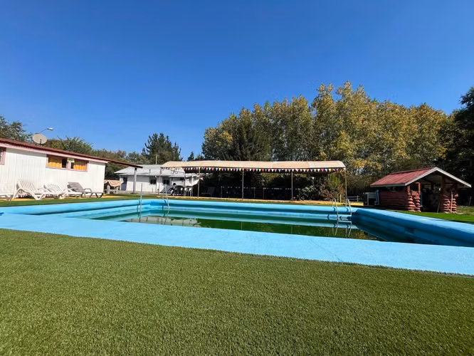 VENTA DE COMPLEJO DE CABAÑAS CON PISCINA Y CERVECERÍA ARTESANAL PRECORDILLERA STA BARBARA