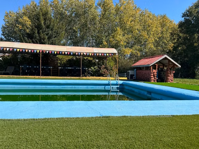 VENTA DE COMPLEJO DE CABAÑAS CON PISCINA Y CERVECERÍA ARTESANAL PRECORDILLERA STA BARBARA
