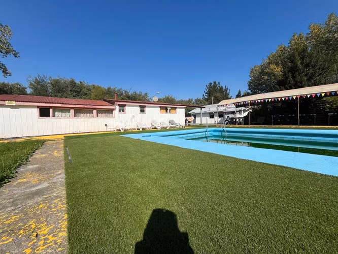 VENTA DE COMPLEJO DE CABAÑAS CON PISCINA Y CERVECERÍA ARTESANAL PRECORDILLERA STA BARBARA