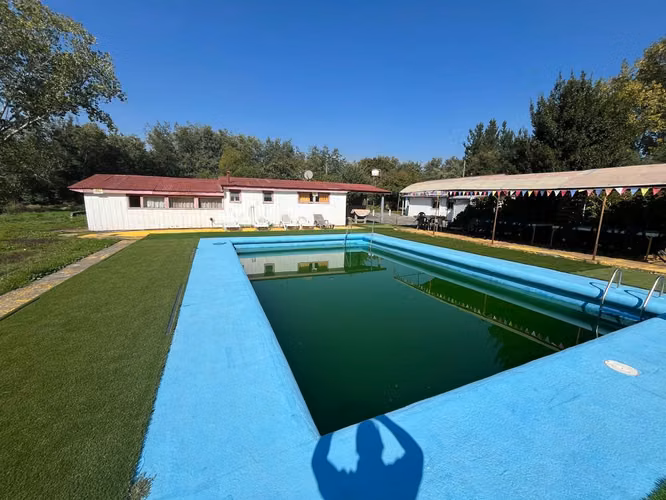 VENTA DE COMPLEJO DE CABAÑAS CON PISCINA Y CERVECERÍA ARTESANAL PRECORDILLERA STA BARBARA